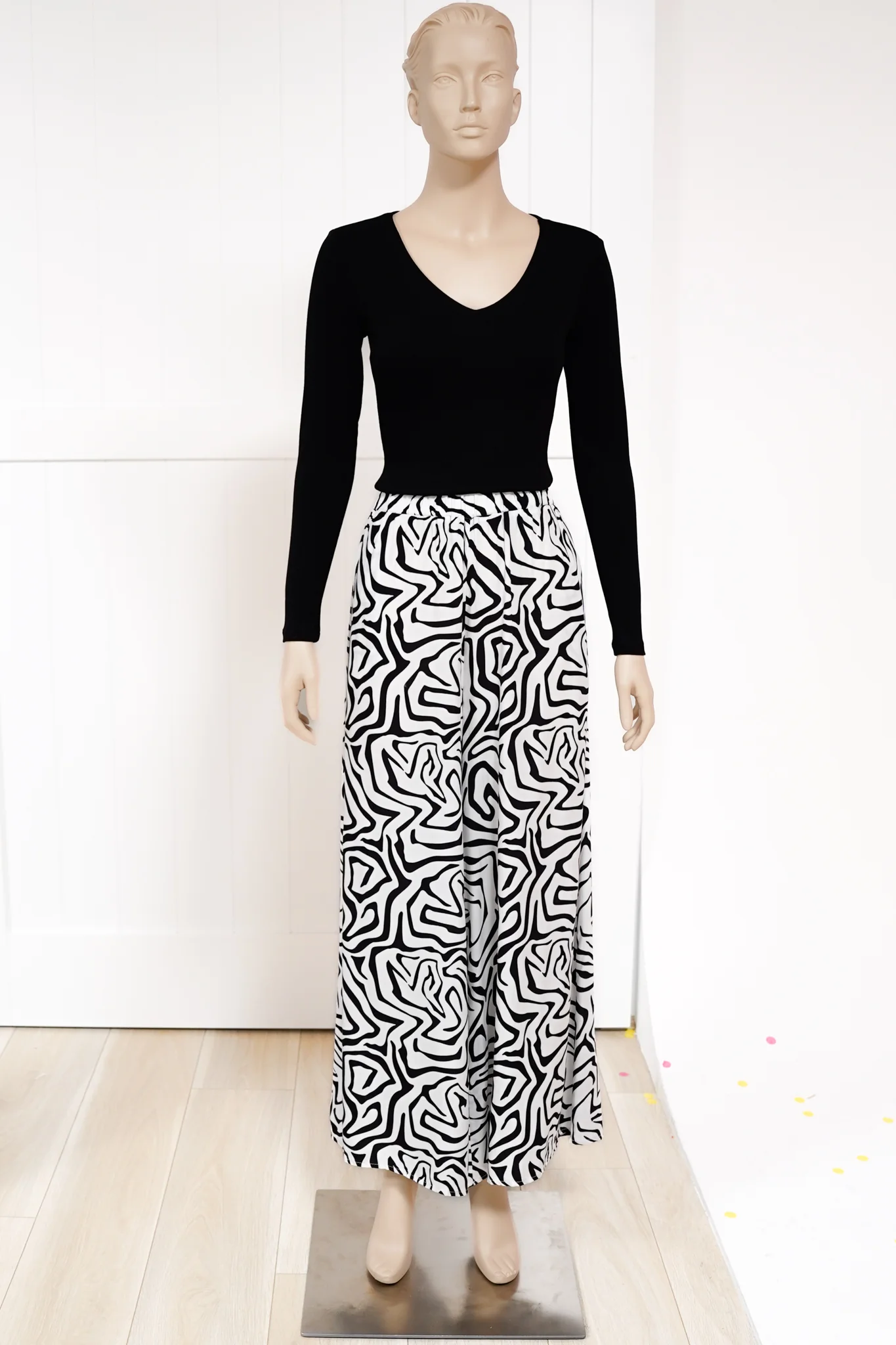 Channing Pants - High Waisted Wide-Leg Pants with Pockets in Jangle Print Black - Image 7