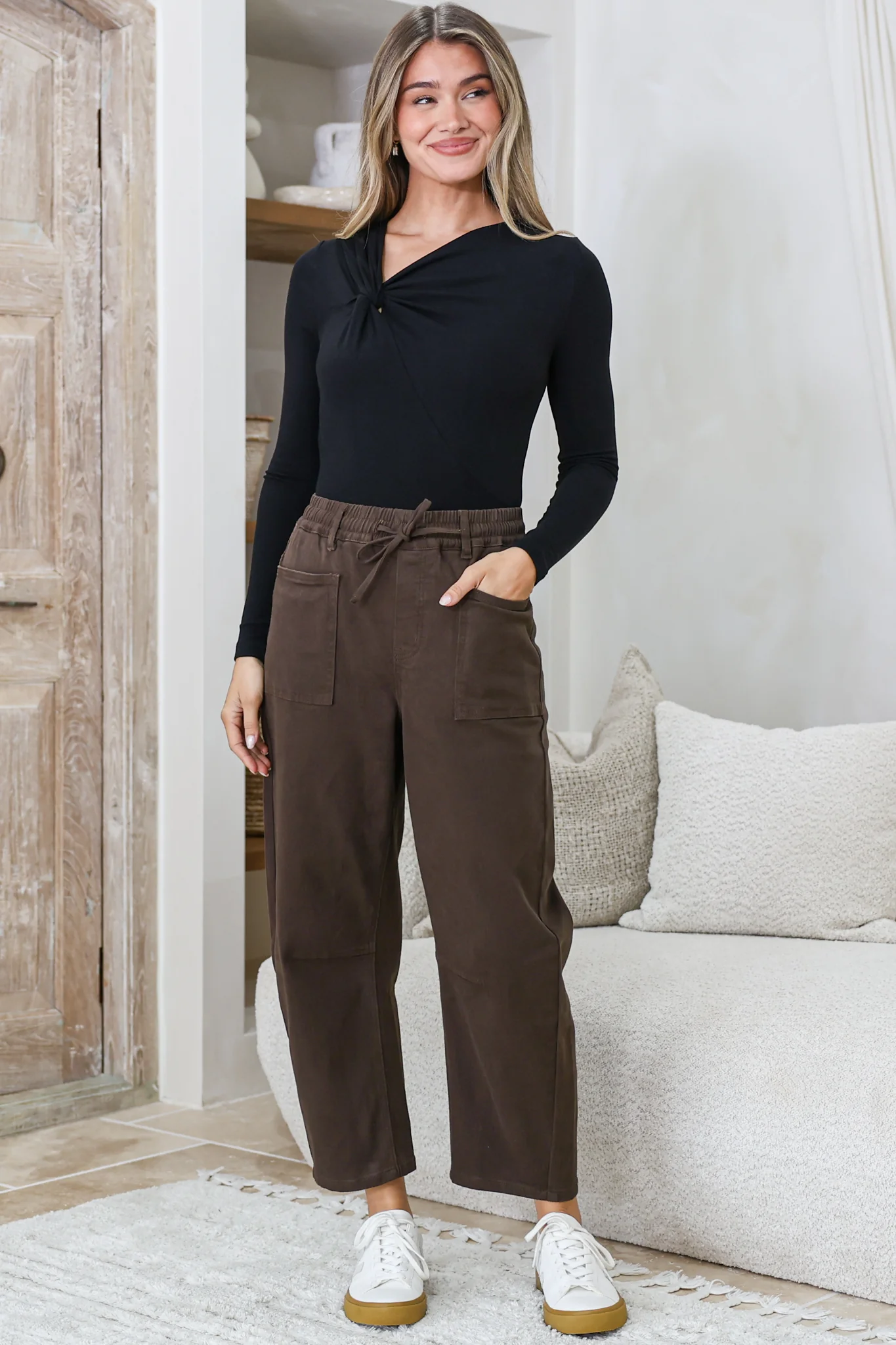 Lowen Barrel Jeans - Elasticated Waist Patch Pocket & Knee Detail Jeans in Chocolate - Image 4